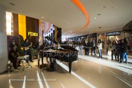 Image du Maroc Professionnelle de  Des musiciens offrent des attractions aux visiteurs du Morocco Mega Mall, le plus grand centre commercial d'Afrique avec 200.000 m² de surface au sol située sur le Boulevard de la Corniche Boulevard de L'Océan Ain Diab, à Casablanca, Vendredi 16 Décembre 2011. (Photo / Abdeljalil Bounhar)